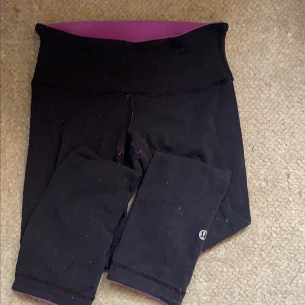Lululemon black/magenta reversible crop pant